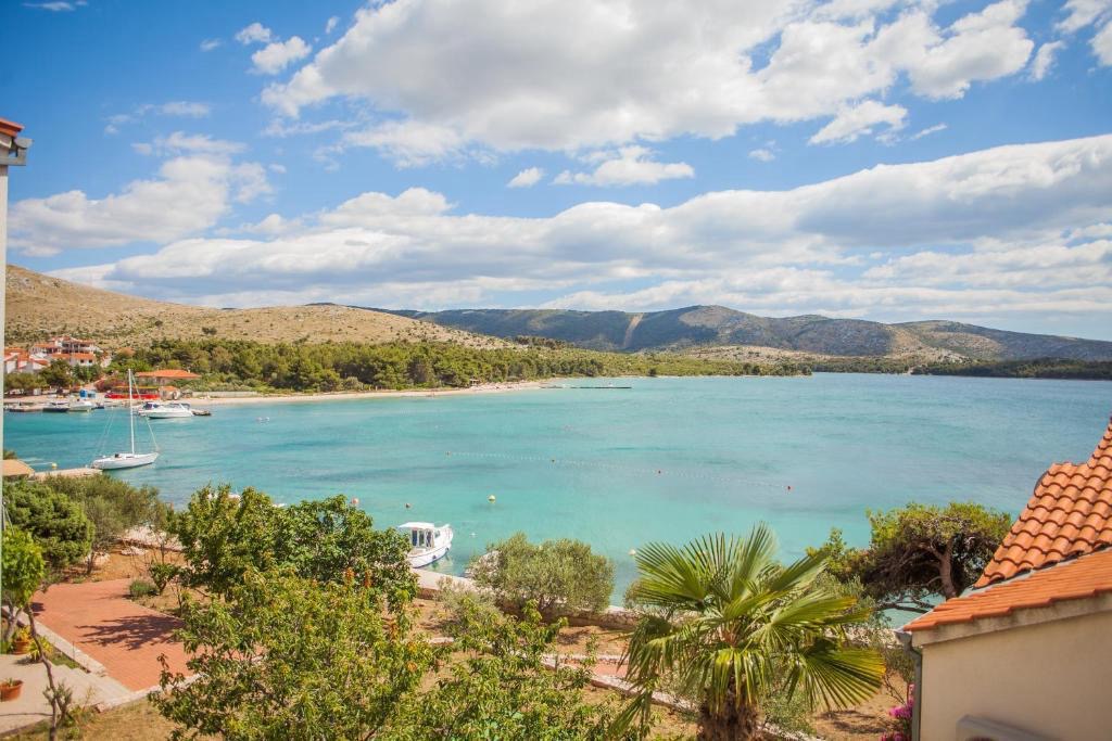 Helyi kirándulás erdőben