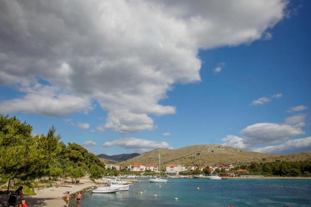 Helyi kirándulás hegyek között